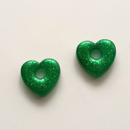 Lot 2 breloques résine cœurs vert émeraude pailleté - Pendentifs DIY romantiques - Accessoires artisanaux uniques faits main