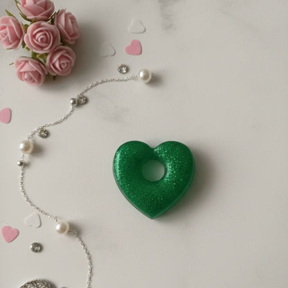 Lot 2 breloques résine cœurs vert émeraude pailleté - Pendentifs DIY romantiques - Accessoires artisanaux uniques faits main