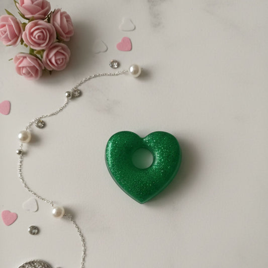 Lot 2 breloques résine cœurs vert émeraude pailleté - Pendentifs DIY romantiques - Accessoires artisanaux uniques faits main