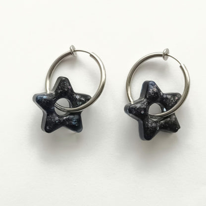 Lot 2 breloques résine étoiles noir pailleté multicolore - Pendentifs DIY créatifs - Accessoires artisanaux uniques faits main