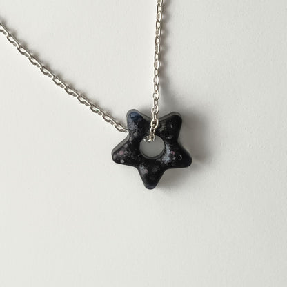 Lot 2 breloques résine étoiles noir pailleté multicolore - Pendentifs DIY créatifs - Accessoires artisanaux uniques faits main