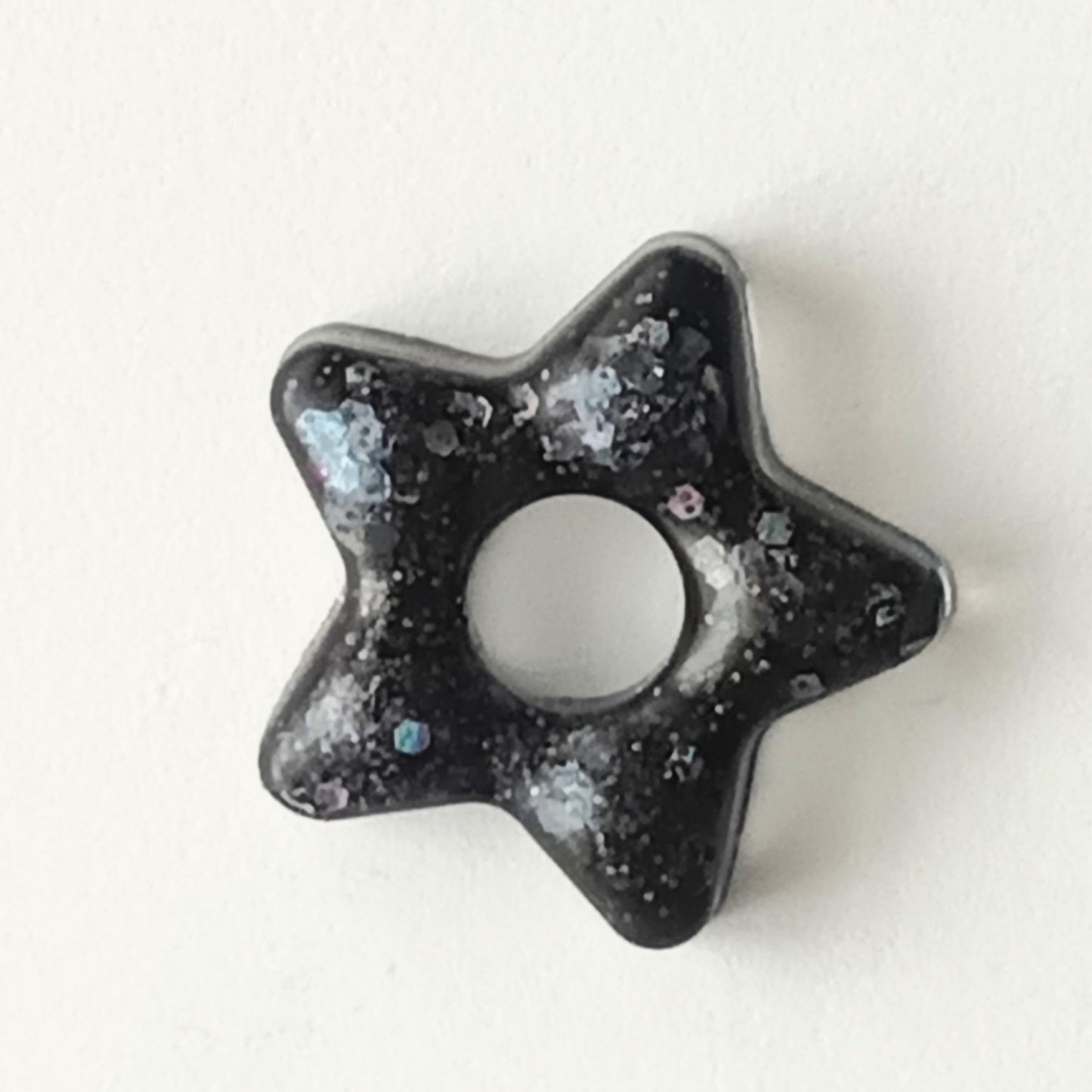 Lot 2 breloques résine étoiles noir pailleté multicolore - Pendentifs DIY créatifs - Accessoires artisanaux uniques faits main