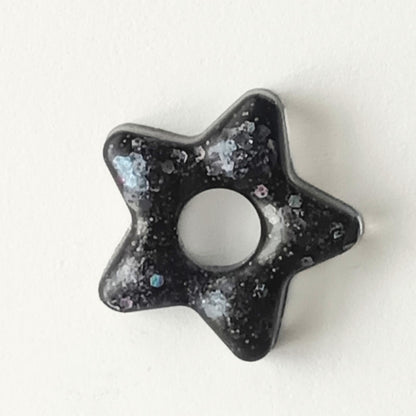 Lot 2 breloques résine étoiles noir pailleté multicolore - Pendentifs DIY créatifs - Accessoires artisanaux uniques faits main