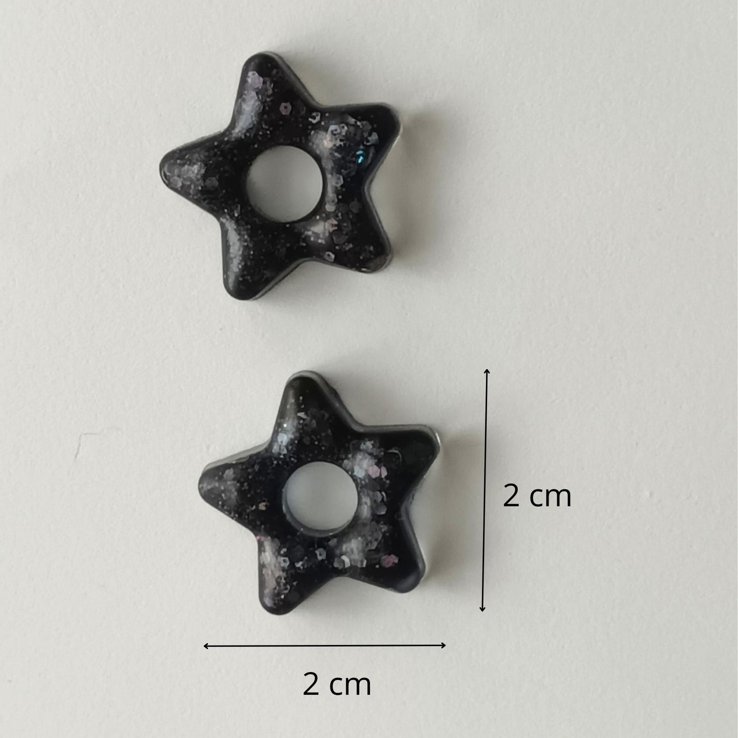 Lot 2 breloques résine étoiles noir pailleté multicolore - Pendentifs DIY créatifs - Accessoires artisanaux uniques faits main
