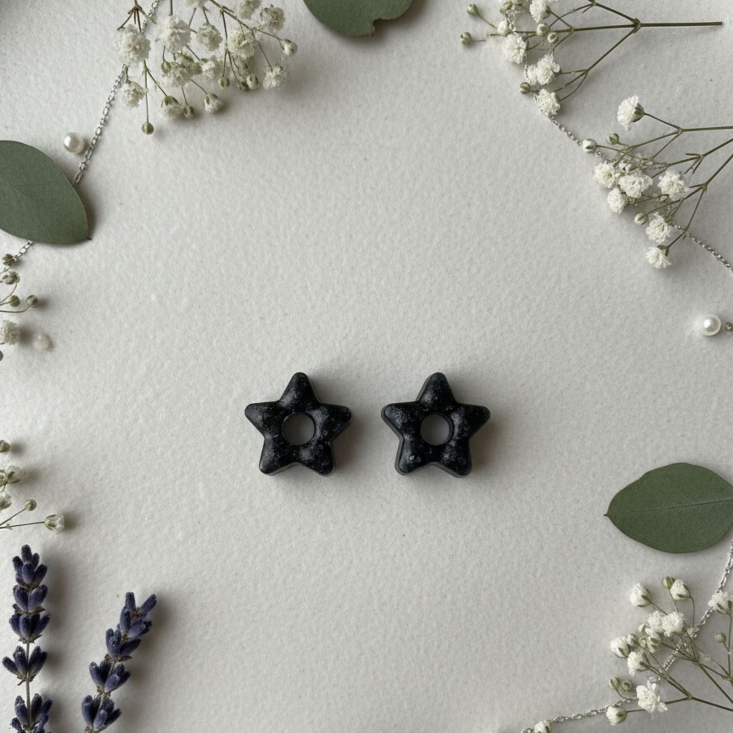 Lot 2 breloques résine étoiles noir pailleté multicolore - Pendentifs DIY créatifs - Accessoires artisanaux uniques faits main