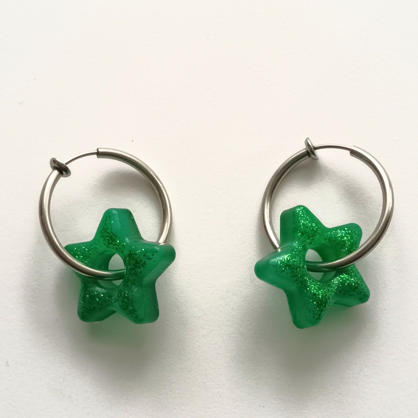 Lot 2 breloques résine étoiles vert émeraude pailleté - Pendentifs DIY festifs - Accessoires artisanaux uniques faits main