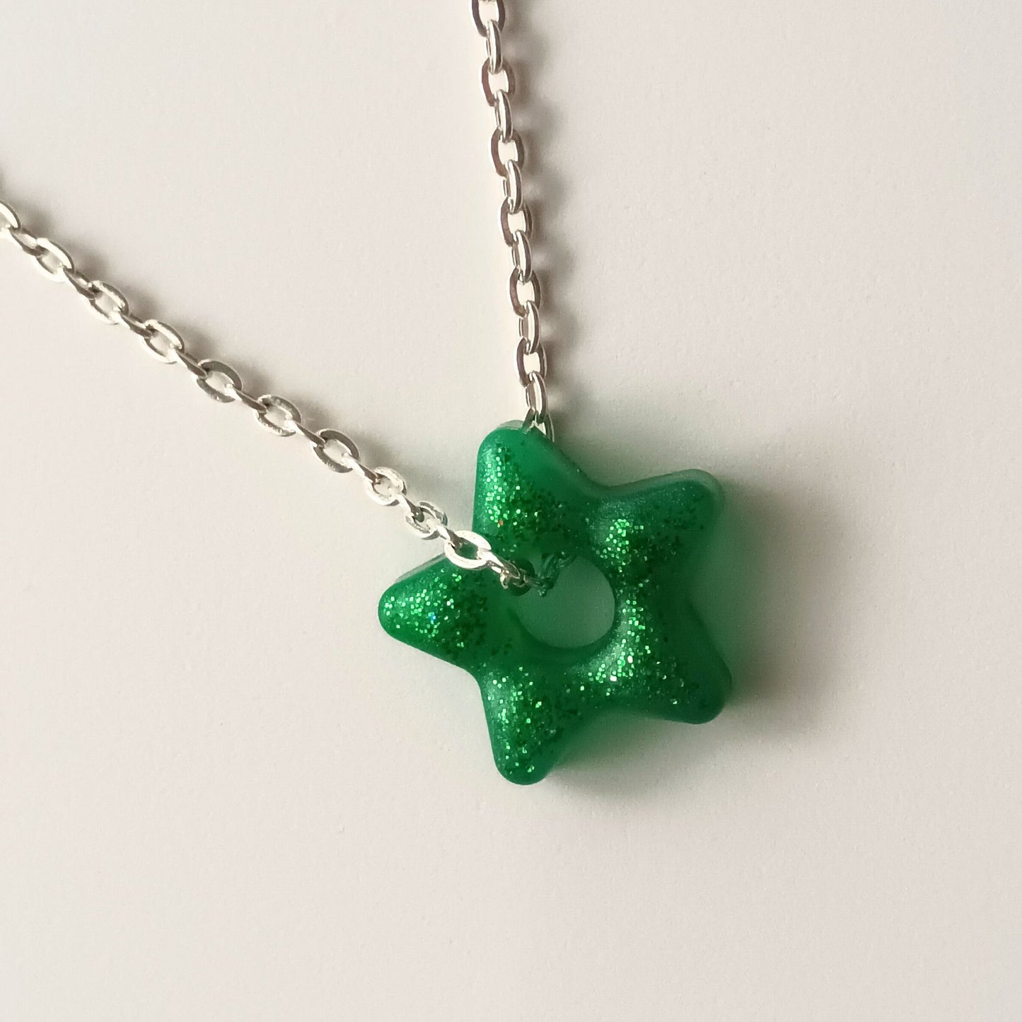 Lot 2 breloques résine étoiles vert émeraude pailleté - Pendentifs DIY festifs - Accessoires artisanaux uniques faits main