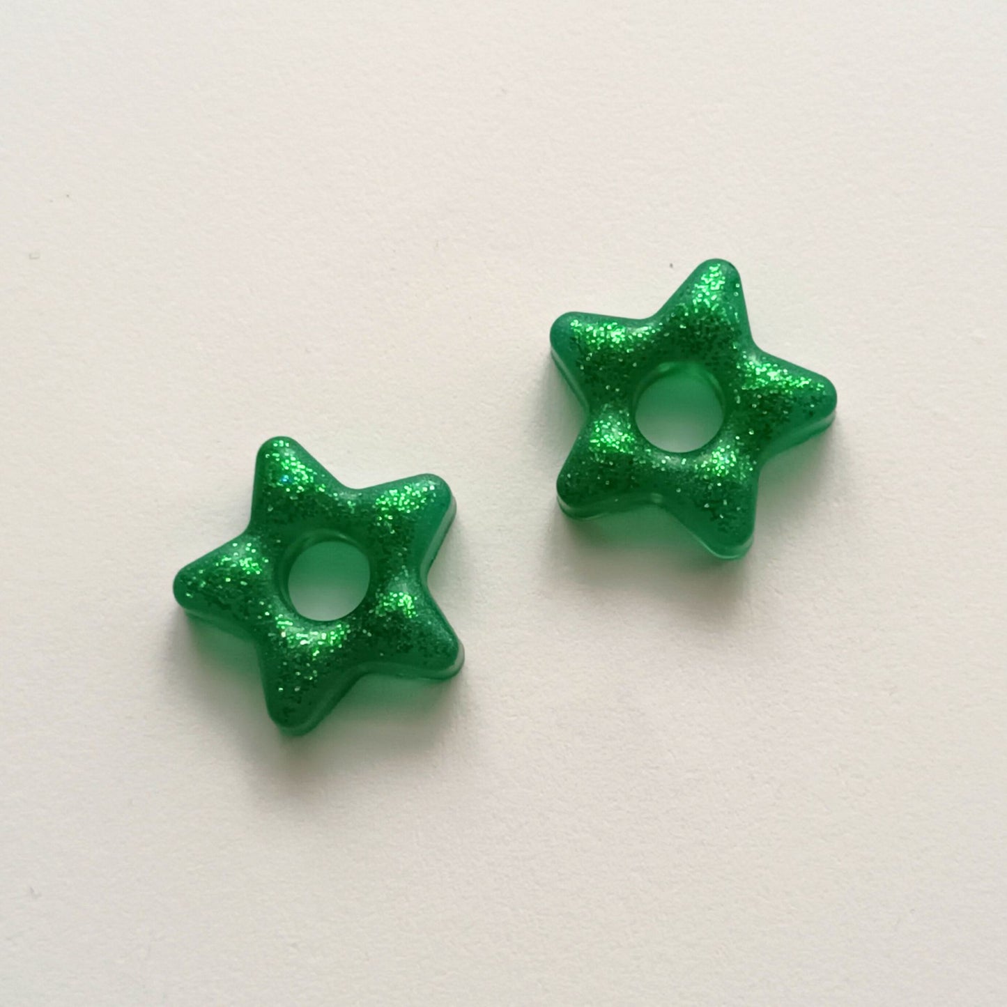 Lot 2 breloques résine étoiles vert émeraude pailleté - Pendentifs DIY festifs - Accessoires artisanaux uniques faits main
