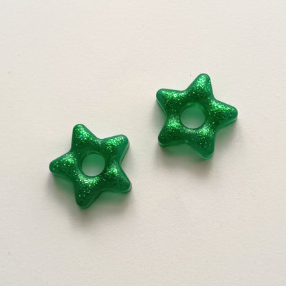 Lot 2 breloques résine étoiles vert émeraude pailleté - Pendentifs DIY festifs - Accessoires artisanaux uniques faits main