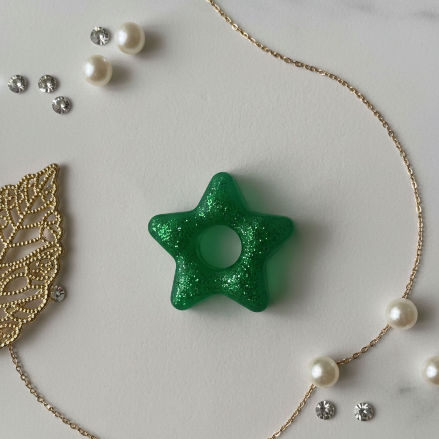 Lot 2 breloques résine étoiles vert émeraude pailleté - Pendentifs DIY festifs - Accessoires artisanaux uniques faits main