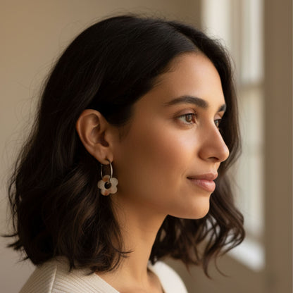 Lot 2 breloques résine fleurs blanc nacré perlé - Pendentifs DIY romantiques - Accessoires artisanaux uniques faits main