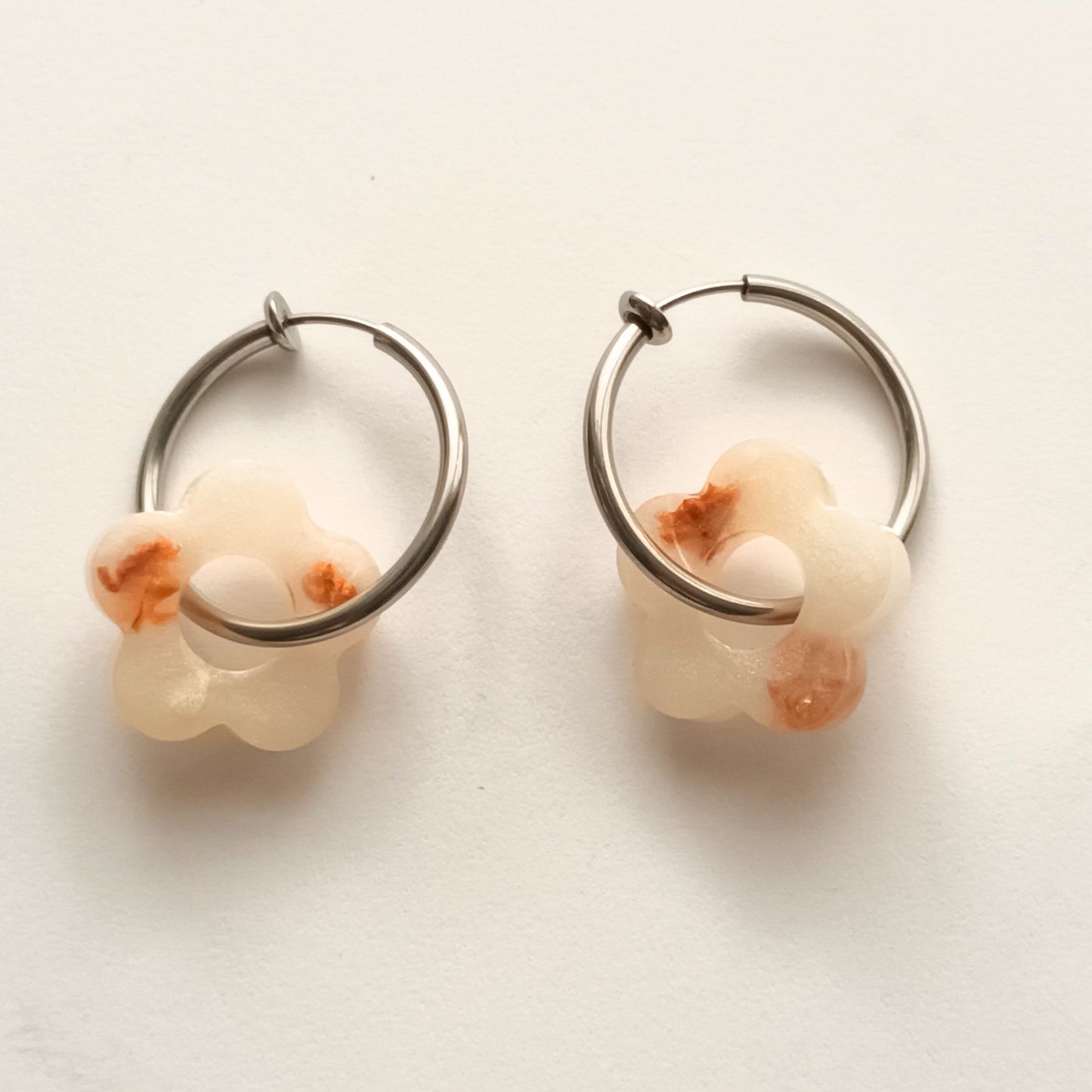 Lot 2 breloques résine fleurs blanc nacré perlé - Pendentifs DIY romantiques - Accessoires artisanaux uniques faits main