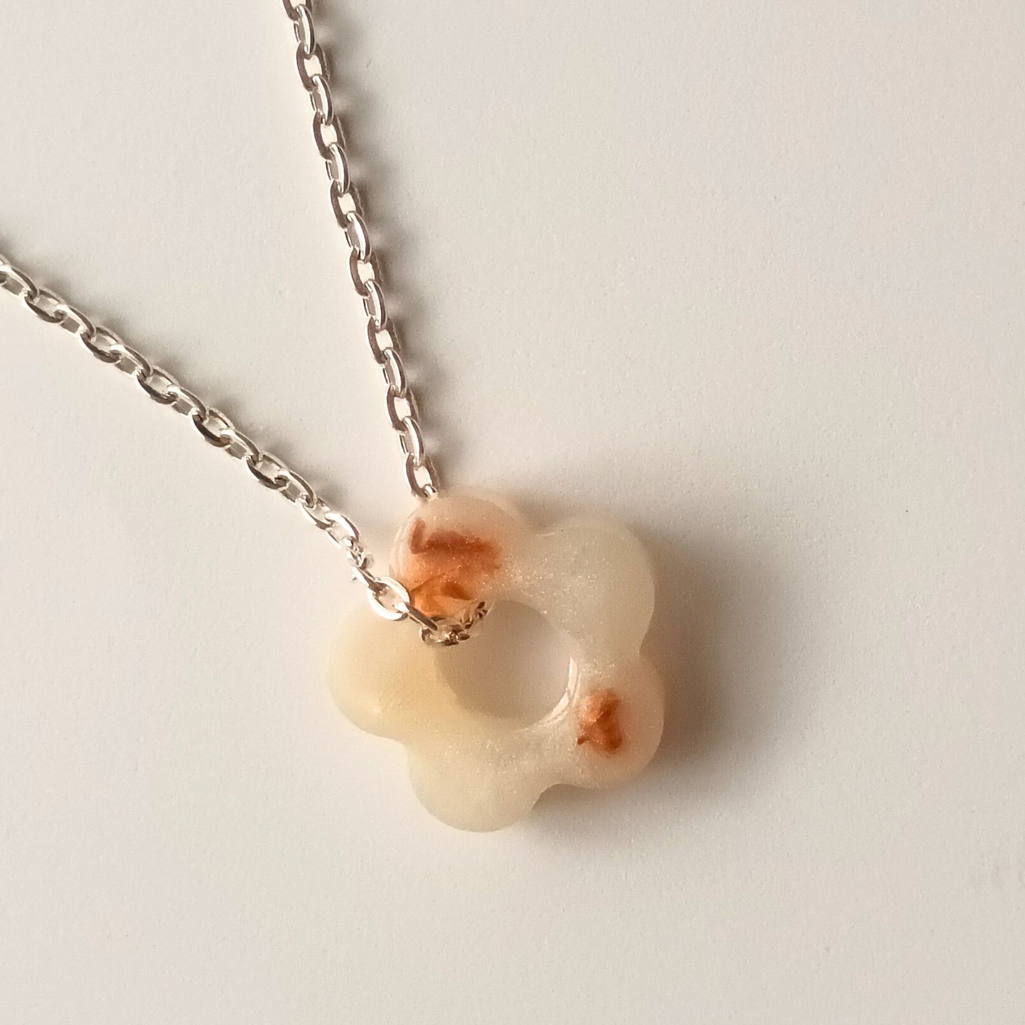 Lot 2 breloques résine fleurs blanc nacré perlé - Pendentifs DIY romantiques - Accessoires artisanaux uniques faits main