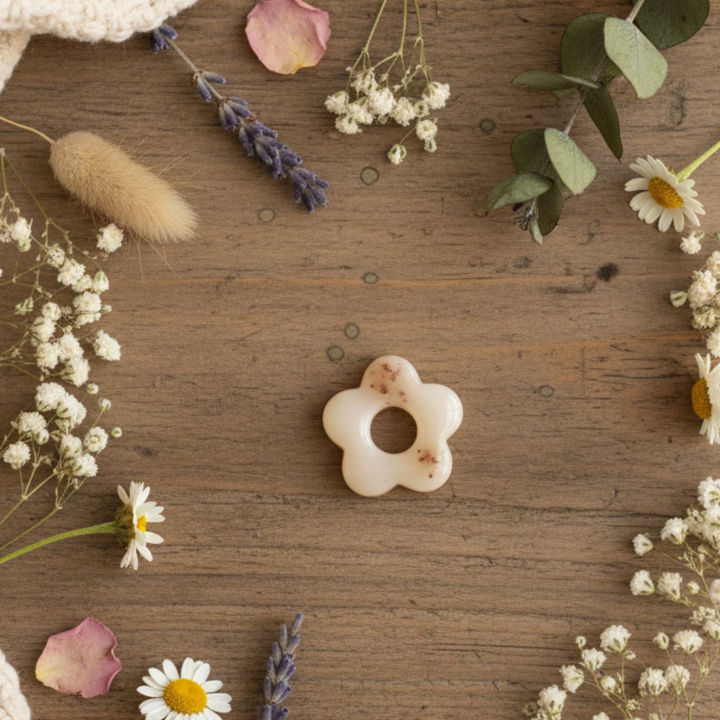 Lot 2 breloques résine fleurs blanc nacré perlé - Pendentifs DIY romantiques - Accessoires artisanaux uniques faits main