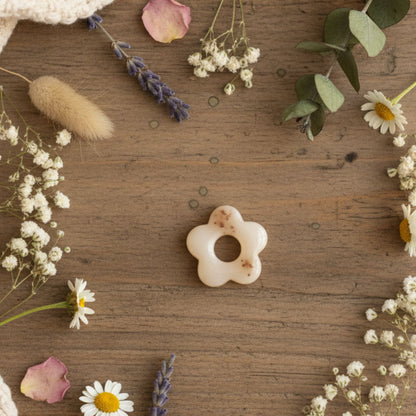 Lot 2 breloques résine fleurs blanc nacré perlé - Pendentifs DIY romantiques - Accessoires artisanaux uniques faits main