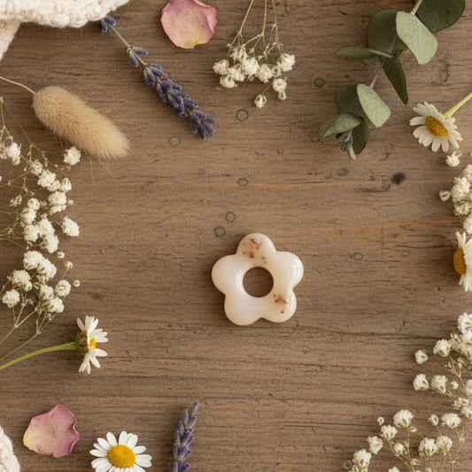 Lot 2 breloques résine fleurs blanc nacré perlé - Pendentifs DIY romantiques - Accessoires artisanaux uniques faits main