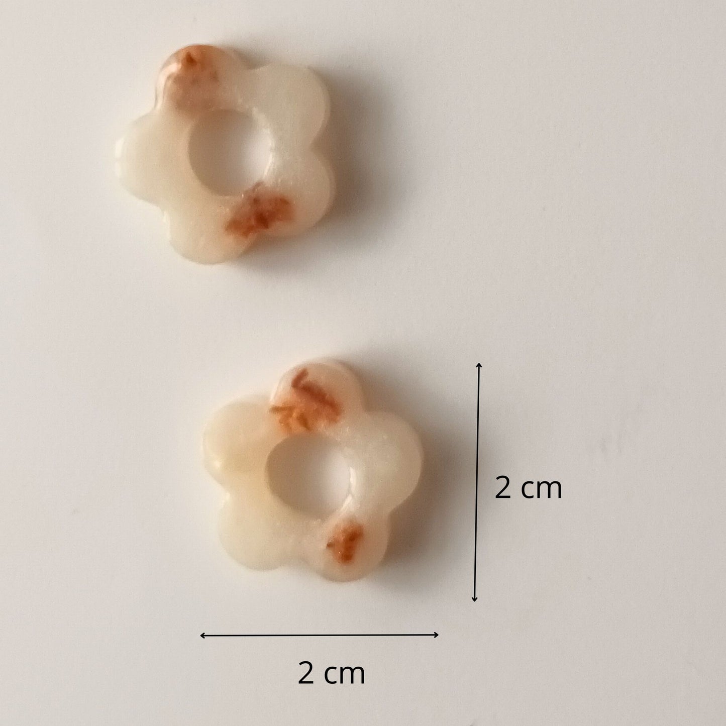 Lot 2 breloques résine fleurs blanc nacré perlé - Pendentifs DIY romantiques - Accessoires artisanaux uniques faits main