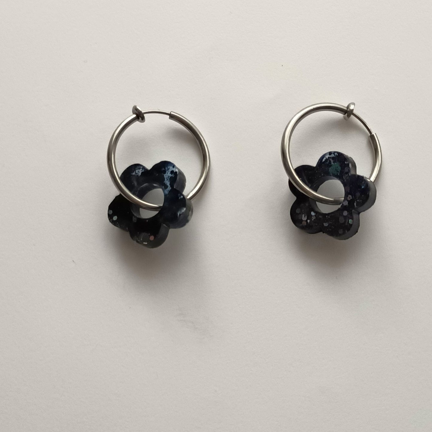 Lot 2 breloques résine fleurs noir pailleté multicolore - Pendentifs DIY floraux - Accessoires artisanaux uniques faits main