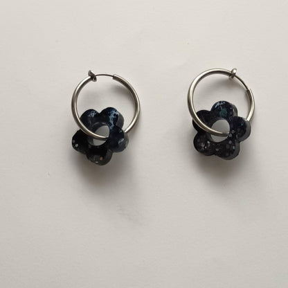 Lot 2 breloques résine fleurs noir pailleté multicolore - Pendentifs DIY floraux - Accessoires artisanaux uniques faits main