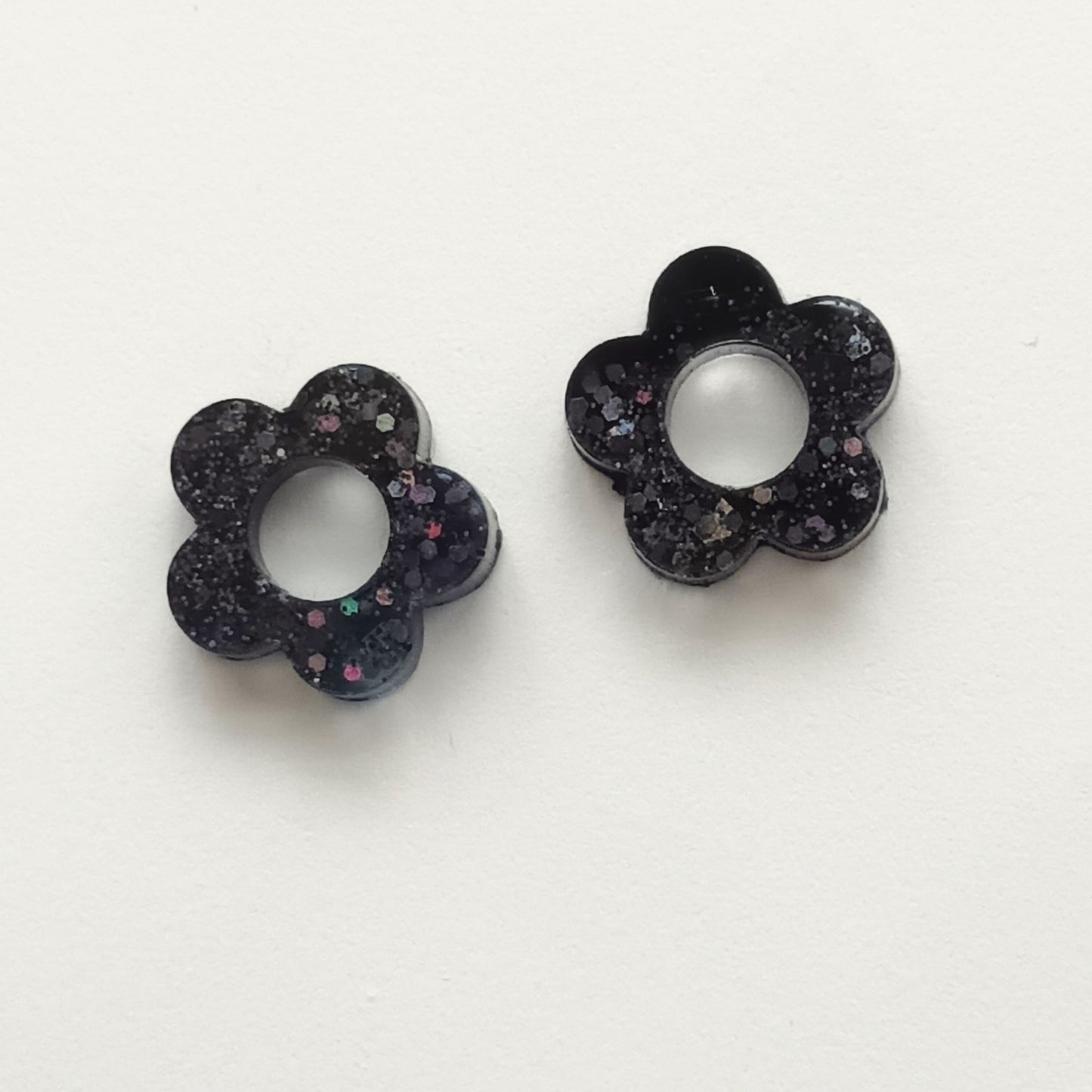 Lot 2 breloques résine fleurs noir pailleté multicolore - Pendentifs DIY floraux - Accessoires artisanaux uniques faits main