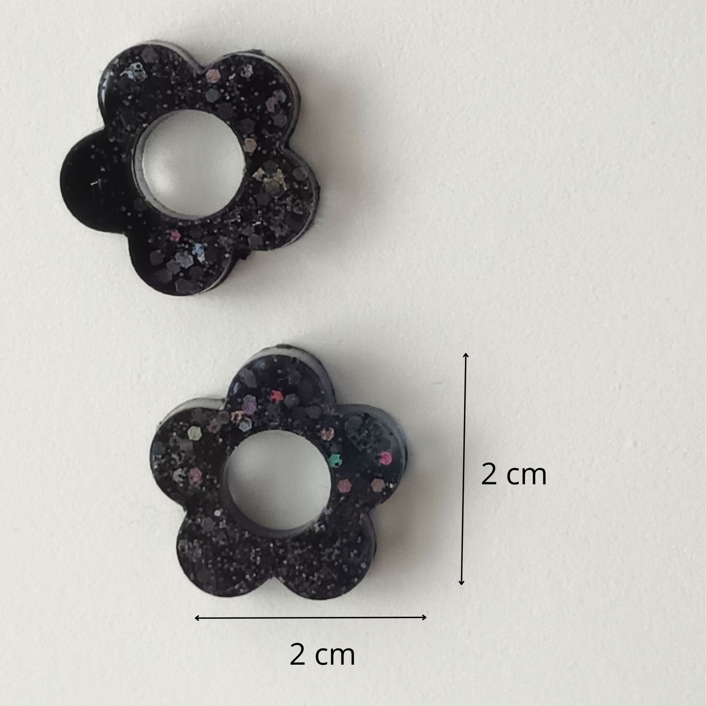 Lot 2 breloques résine fleurs noir pailleté multicolore - Pendentifs DIY floraux - Accessoires artisanaux uniques faits main