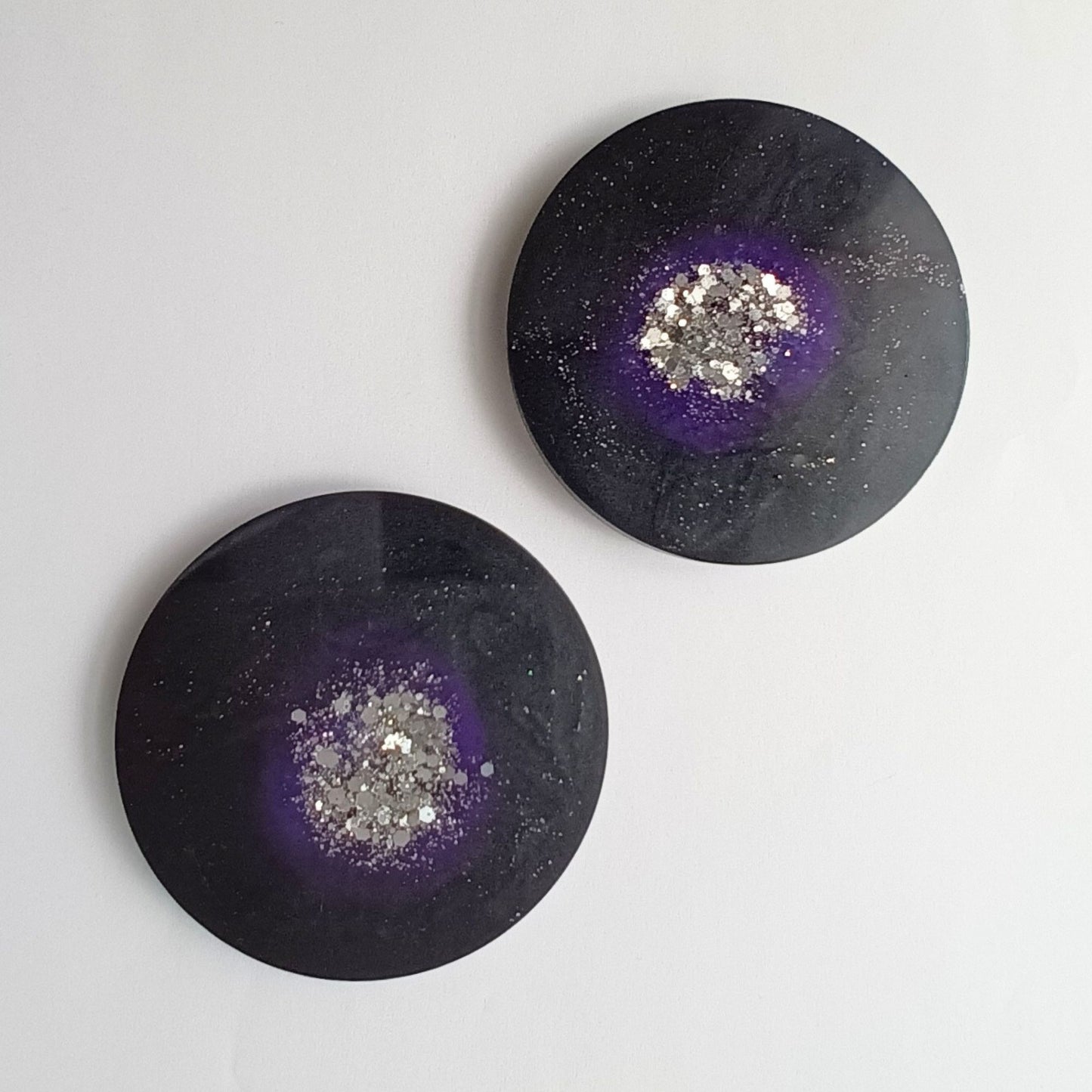 Lot 2 dessous de verre résine galaxie noir violet pailleté argenté - Ronds 8cm cosmiques - Accessoires artisanaux uniques faits main