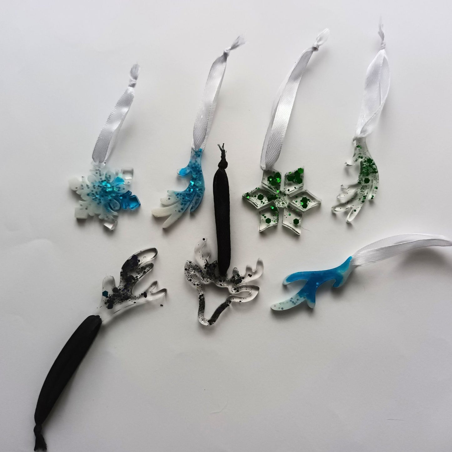 Lot de 7 Suspensions de Noël Variées en Résine - Bleu, Vert et Paillettes