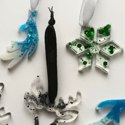 Lot de 7 Suspensions de Noël Variées en Résine - Bleu, Vert et Paillettes