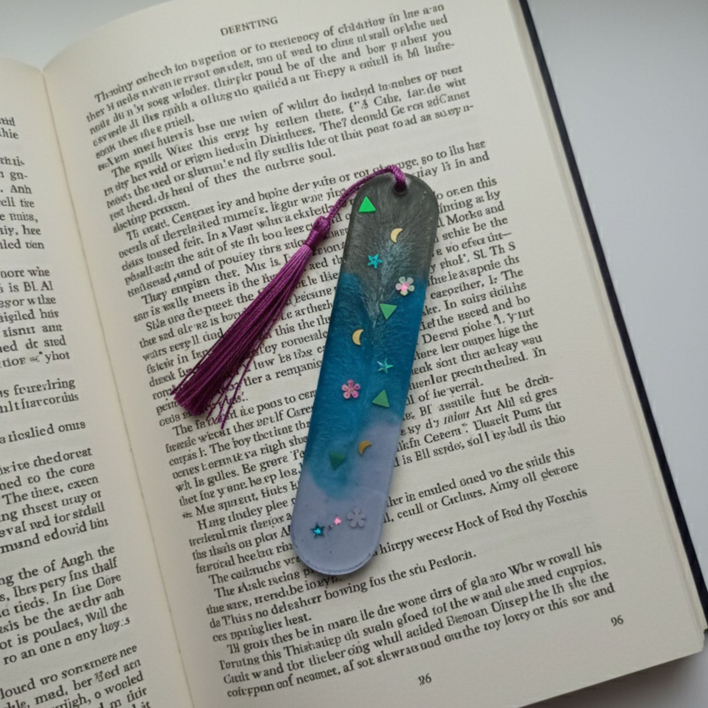 Marque-page résine dégradé gris bleu violet étoiles lunes motifs pompon - Rectangle cosmique crépuscule - Accessoire artisanal unique fait main