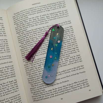 Marque-page résine dégradé gris bleu violet étoiles lunes motifs pompon - Rectangle cosmique crépuscule - Accessoire artisanal unique fait main