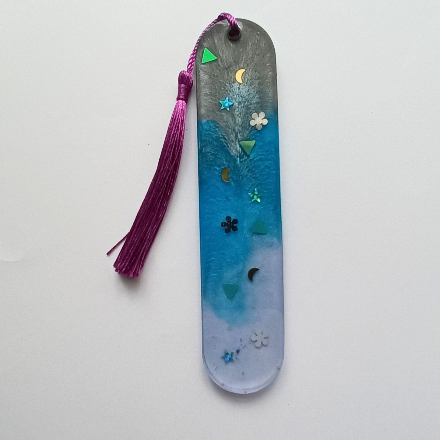 Marque-page résine dégradé gris bleu violet étoiles lunes motifs pompon - Rectangle cosmique crépuscule - Accessoire artisanal unique fait main