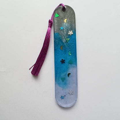 Marque-page résine dégradé gris bleu violet étoiles lunes motifs pompon - Rectangle cosmique crépuscule - Accessoire artisanal unique fait main