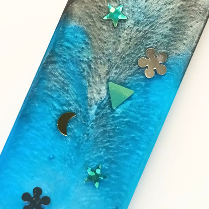 Marque-page résine dégradé gris bleu violet étoiles lunes motifs pompon - Rectangle cosmique crépuscule - Accessoire artisanal unique fait main