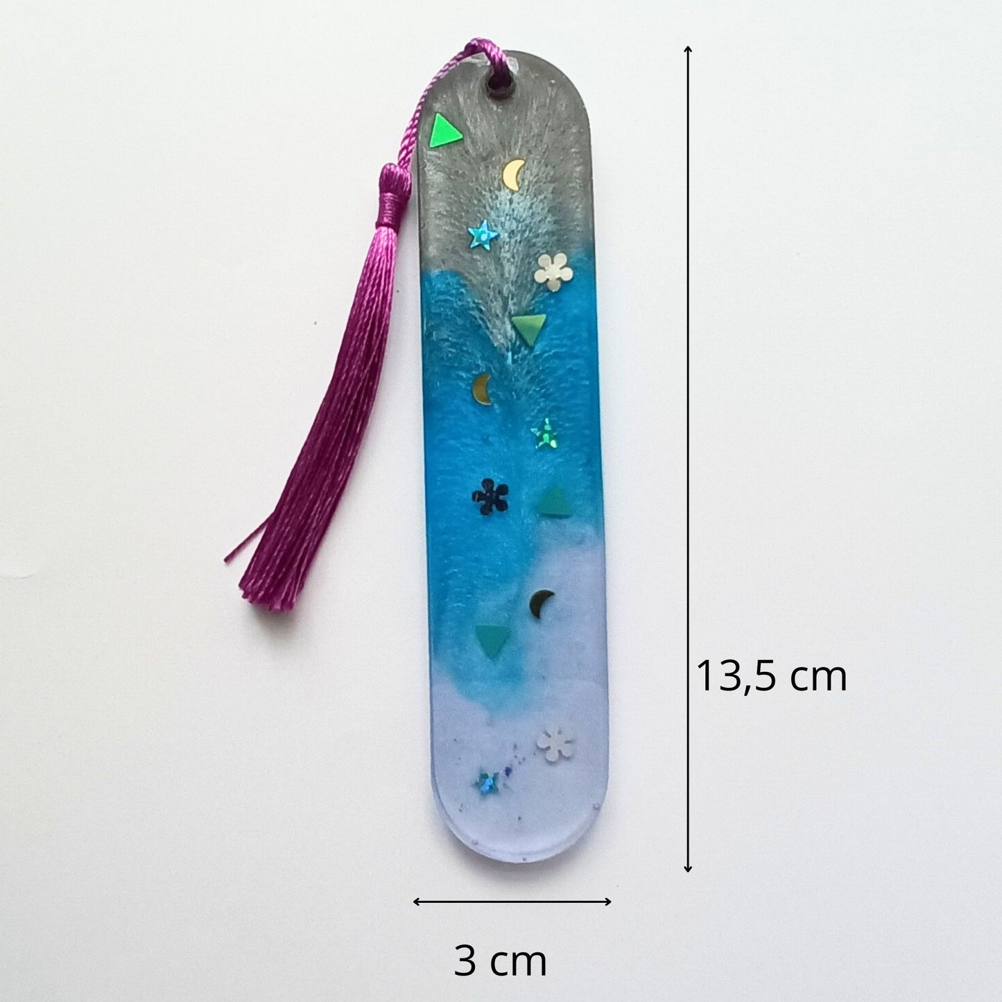 Marque-page résine dégradé gris bleu violet étoiles lunes motifs pompon - Rectangle cosmique crépuscule - Accessoire artisanal unique fait main
