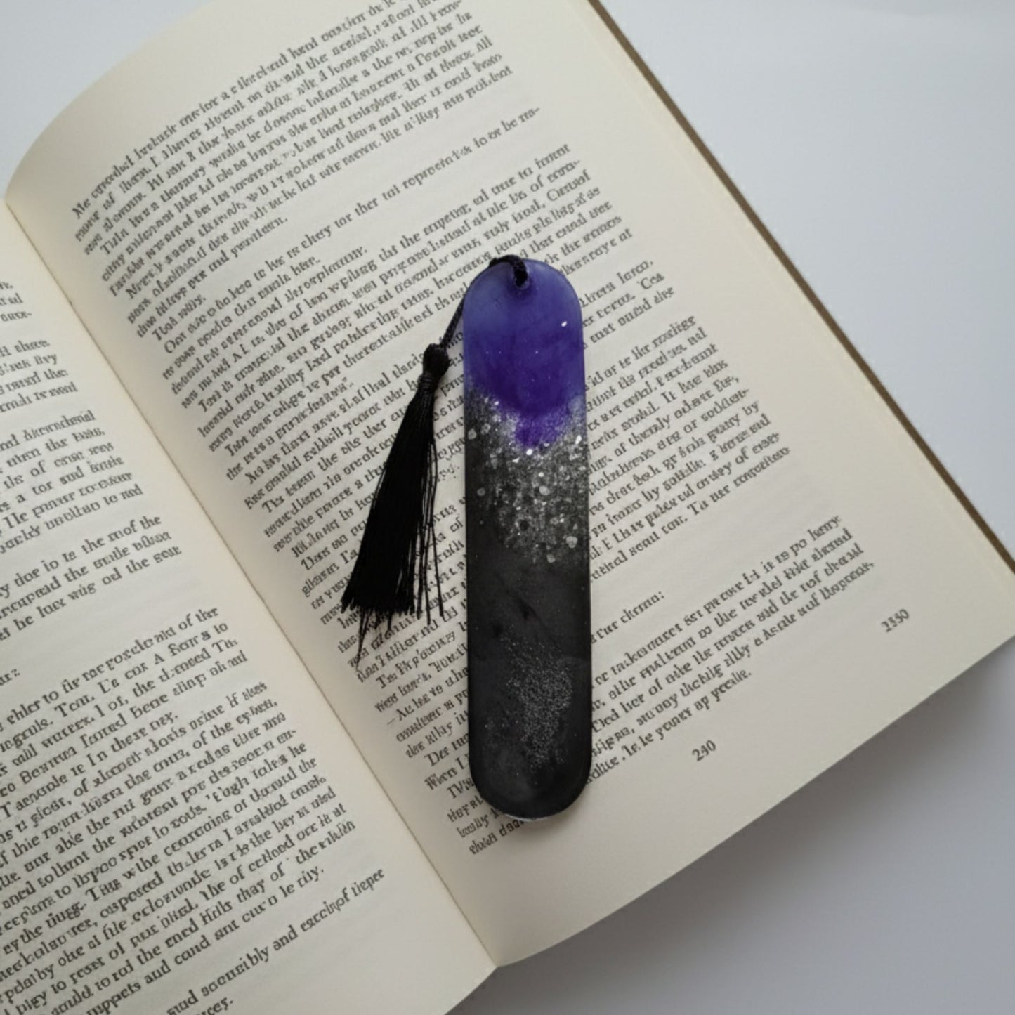 Marque-page résine dégradé violet noir pailleté galaxie pompon noir - Rectangle cosmique étoilé - Accessoire artisanal unique fait main