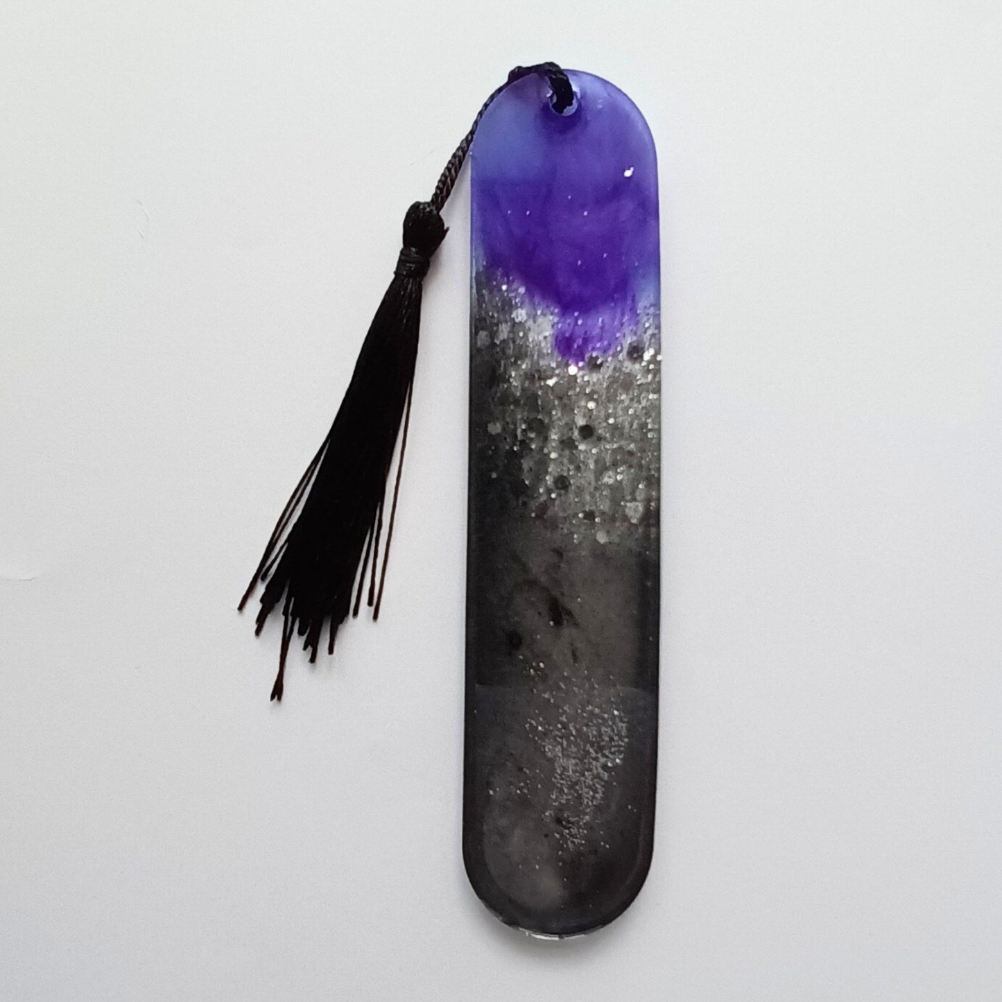 Marque-page résine dégradé violet noir pailleté galaxie pompon noir - Rectangle cosmique étoilé - Accessoire artisanal unique fait main