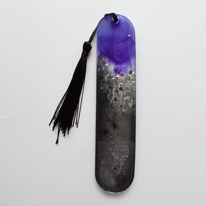 Marque-page résine dégradé violet noir pailleté galaxie pompon noir - Rectangle cosmique étoilé - Accessoire artisanal unique fait main