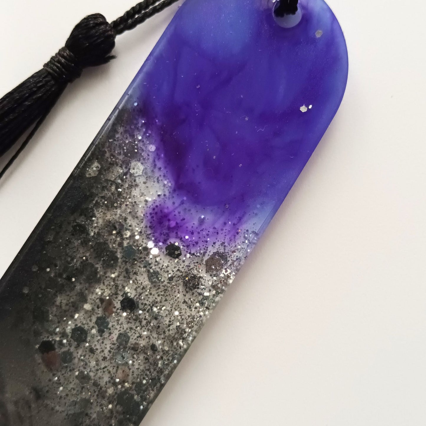 Marque-page résine dégradé violet noir pailleté galaxie pompon noir - Rectangle cosmique étoilé - Accessoire artisanal unique fait main