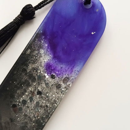 Marque-page résine dégradé violet noir pailleté galaxie pompon noir - Rectangle cosmique étoilé - Accessoire artisanal unique fait main