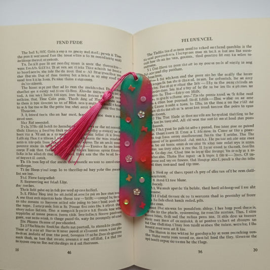 Marque-page résine multicolore vert rose fleurs étoiles pompon rose - Rectangle festif joyeux - Accessoire artisanal unique fait main