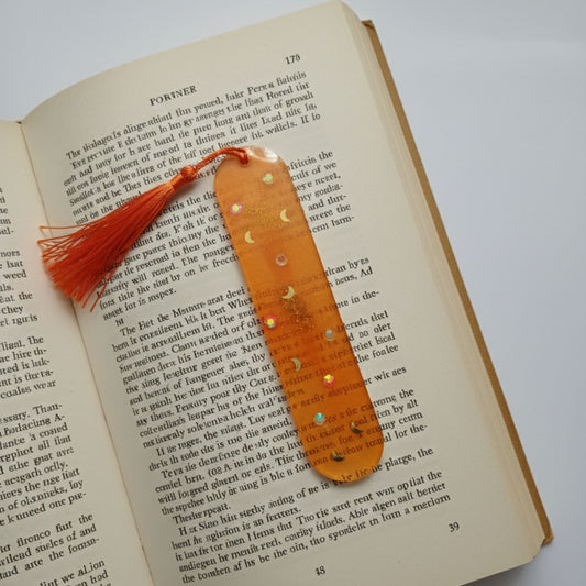 Marque-page résine orange pailleté lunes hexagones pompon - Rectangle cosmique - Accessoire artisanal unique fait main