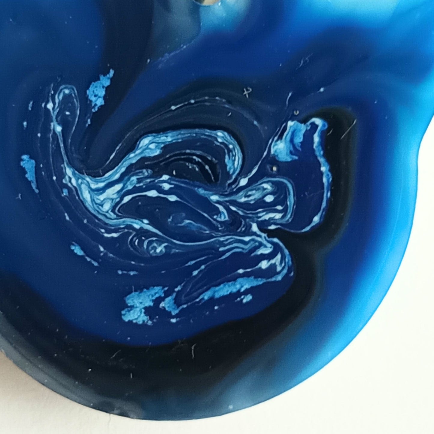 Médaillon d'Identification Tête de Chat - Résine Bleu et Blanc Marbré