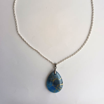 Pendentif Goutte Bleu Kintsugi Doré - Résine Artisanale avec Chaîne