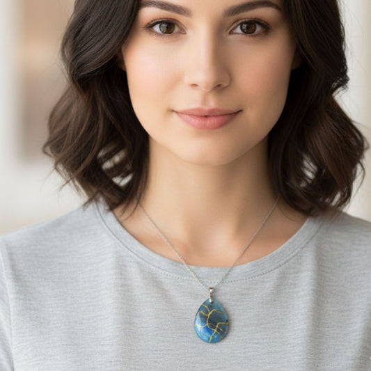 Pendentif Goutte Bleu Kintsugi Doré - Résine Artisanale avec Chaîne