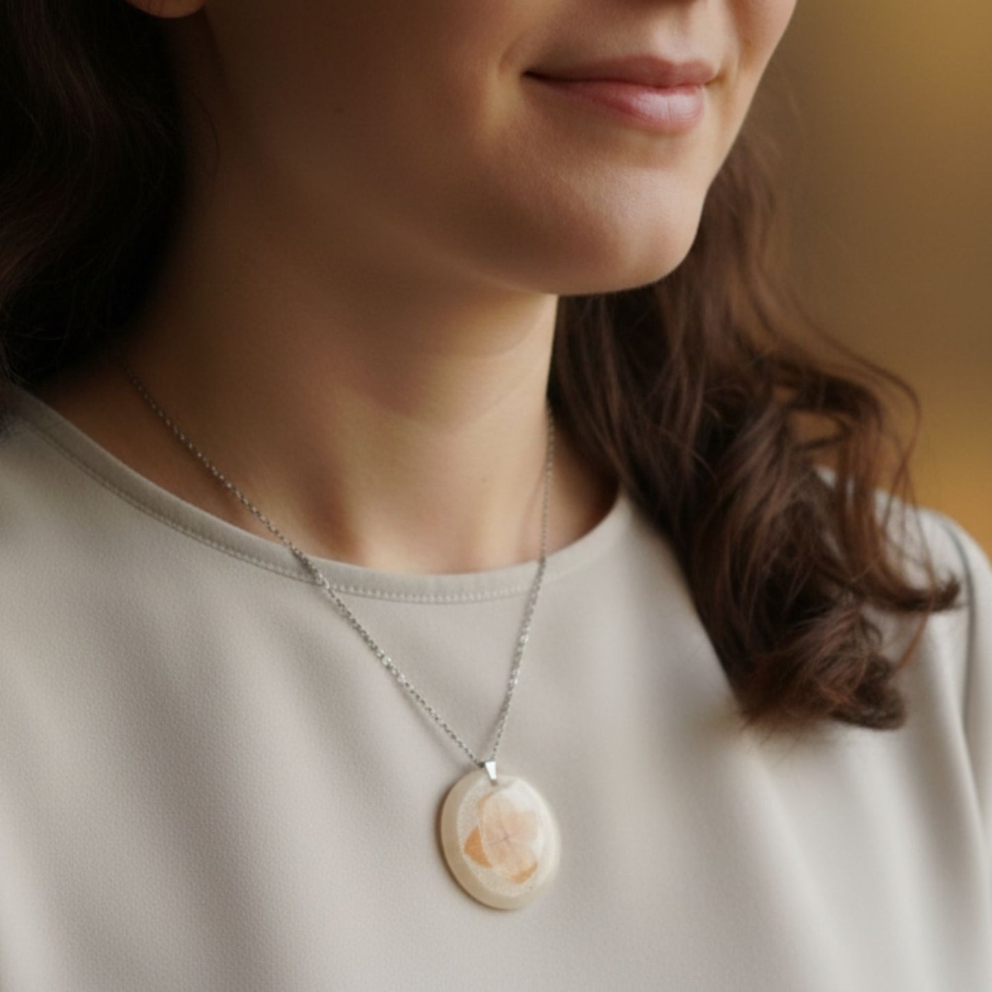 Collier pendentif résine fleur séchée nacré - Ovale mica nacré botanique - Bijou artisanal unique fait main