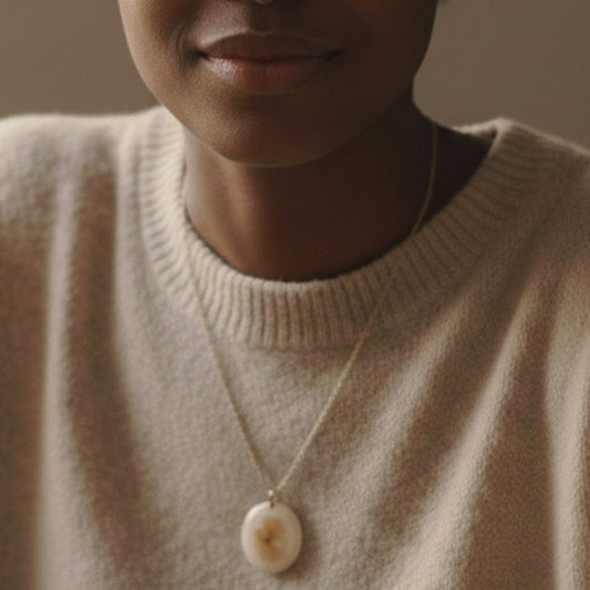 Collier pendentif résine fleur séchée nacré - Ovale mica nacré botanique - Bijou artisanal unique fait main