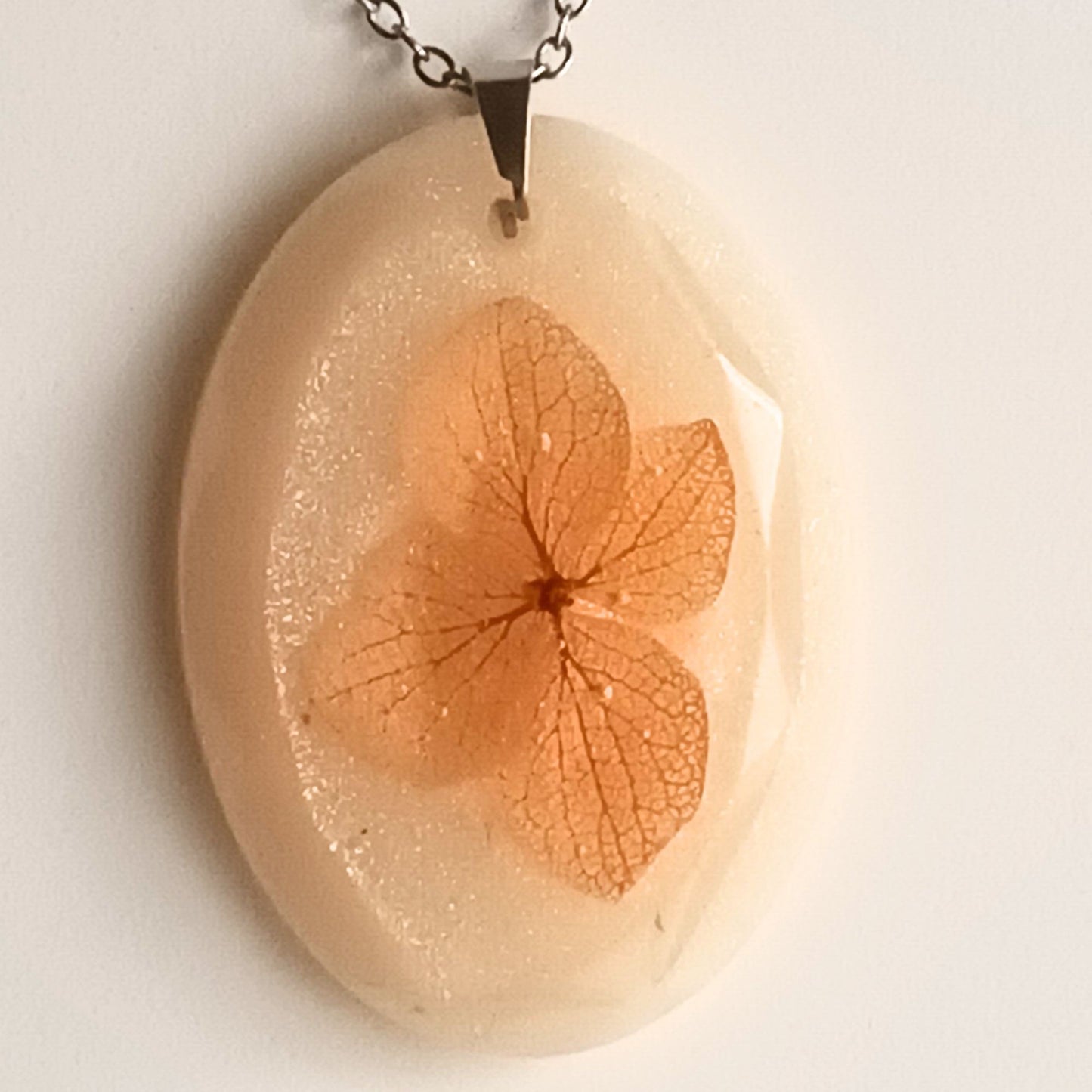 Collier pendentif résine fleur séchée nacré - Ovale mica nacré botanique - Bijou artisanal unique fait main