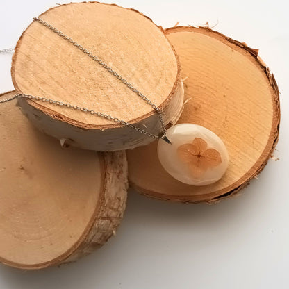 Collier pendentif résine fleur séchée nacré - Ovale mica nacré botanique - Bijou artisanal unique fait main