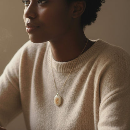 Collier pendentif résine fleur séchée nacré - Ovale mica nacré botanique - Bijou artisanal unique fait main