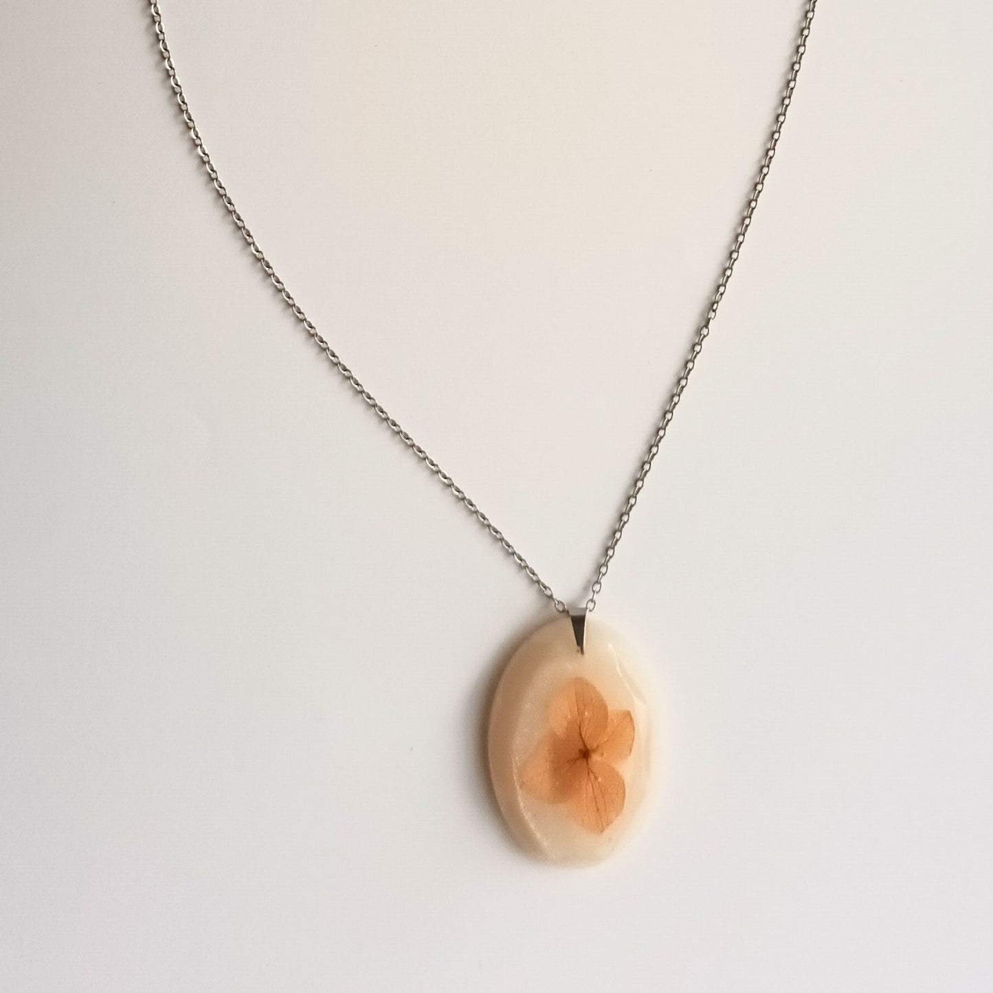 Collier pendentif résine fleur séchée nacré - Ovale mica nacré botanique - Bijou artisanal unique fait main